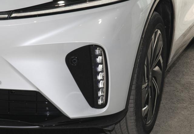 飞凡R7，中大型SUV，含副驾三屏布局，纯电续航642km，适合家用
