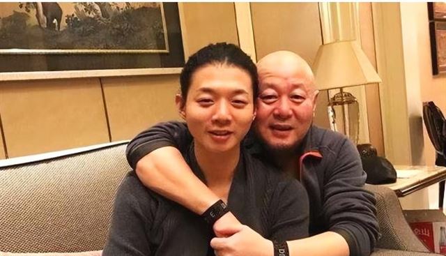 心真大!才4年就忍不住了?34岁的霍尊,终究是过不去美人关