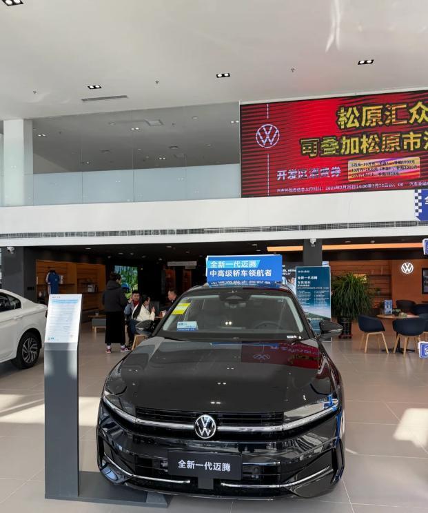 大众迈腾中期改款亮相，2.0T动力保留，三屏内饰升级难掩市场压力