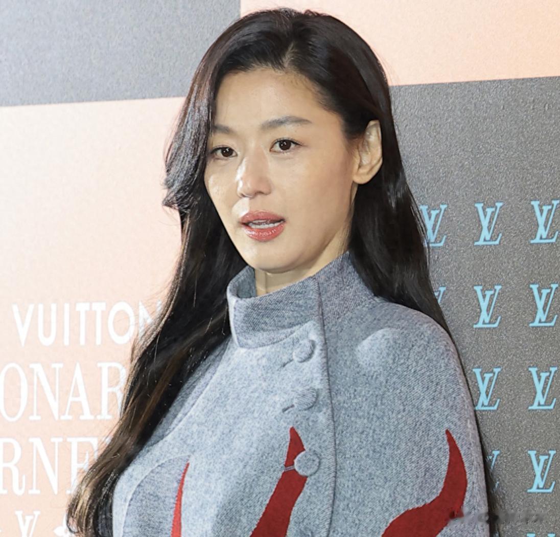 全智贤出席LV风光不再，商业价值下滑待遇变差，强撑气场冷到搓手