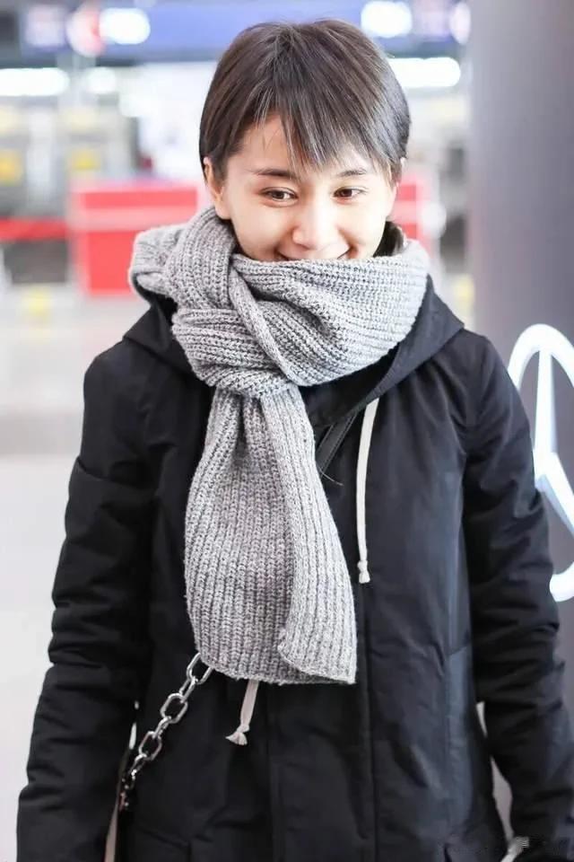 159cm的王子文也太会穿了,黑色大衣+喇叭裤,显高不说还很高级