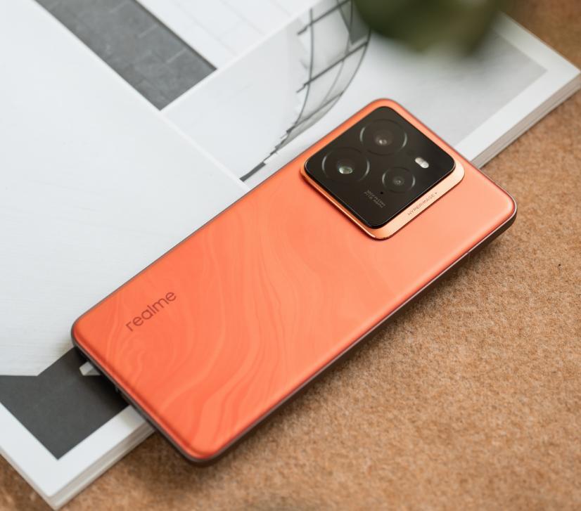 真我豁出去了，2899元的驍龍8至尊版旗艦手機，120倍變焦+6500mAh