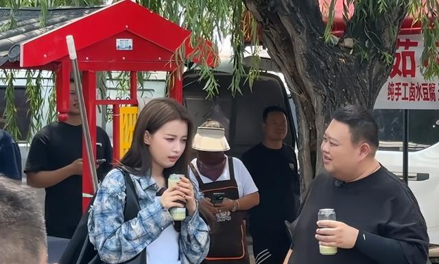 孙怡北京菜场被偶遇，穿热裤棉靴，孙越全程陪伴