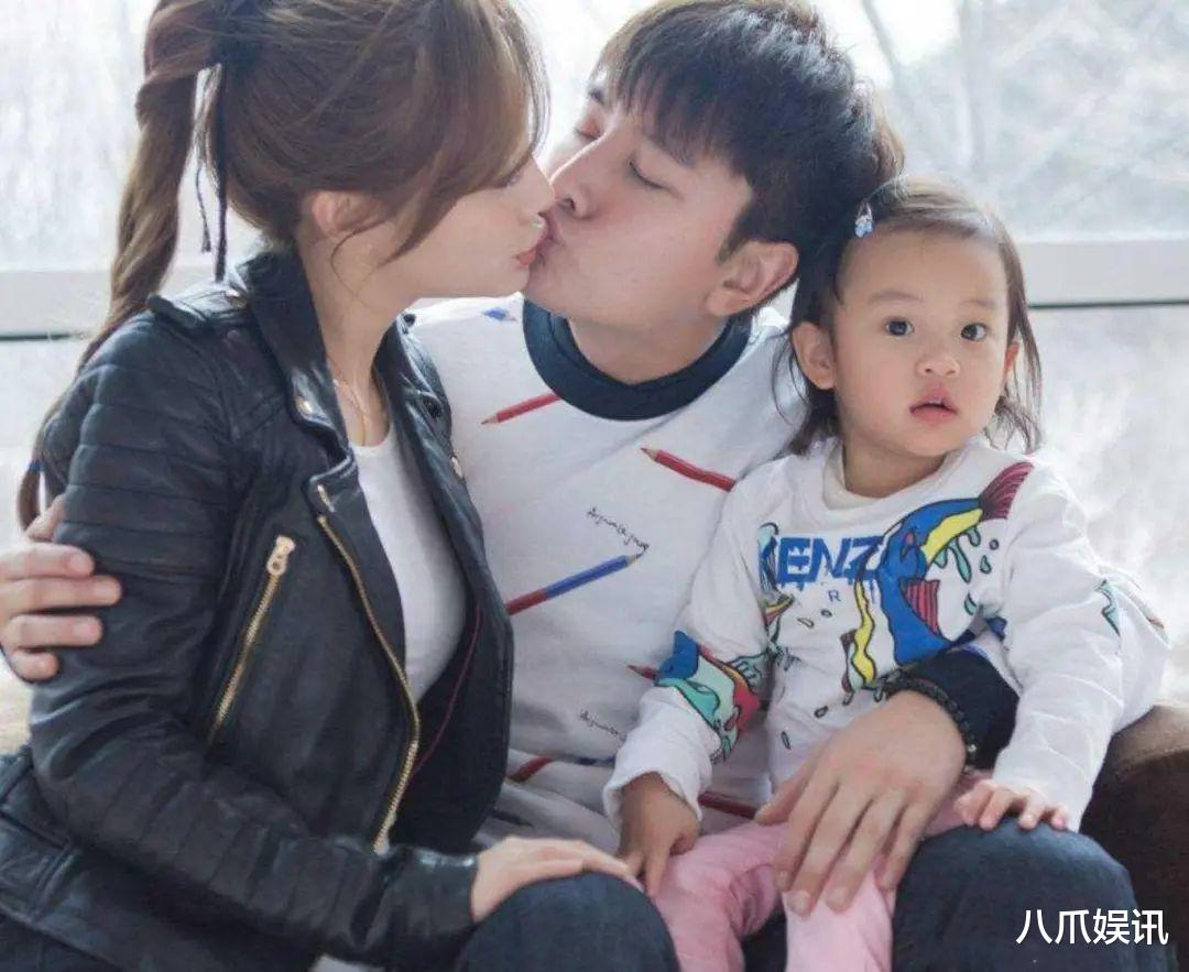 贾乃亮李小璐离婚后首同框！携甜馨与杜江霍思燕欢乐出游，破冰细节引复婚猜疑！