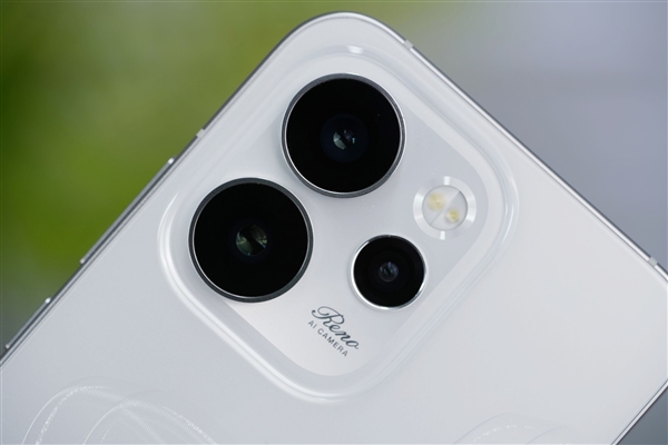 全息光刻美背太吸睛！OPPO Reno 15圖賞