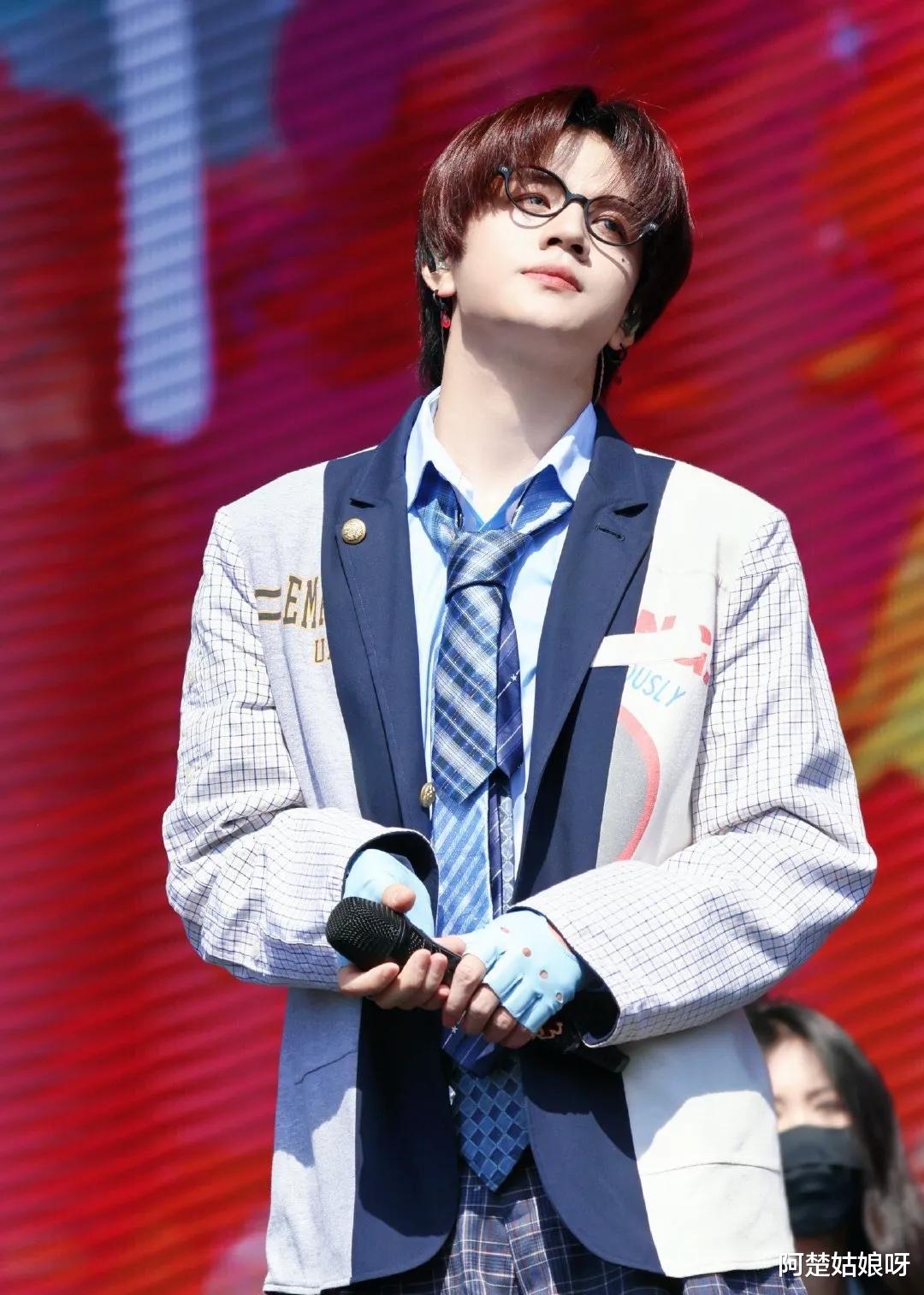 石凯聊天记录：男明星的“雷人”发言 ，他家是有皇位要继承吗？