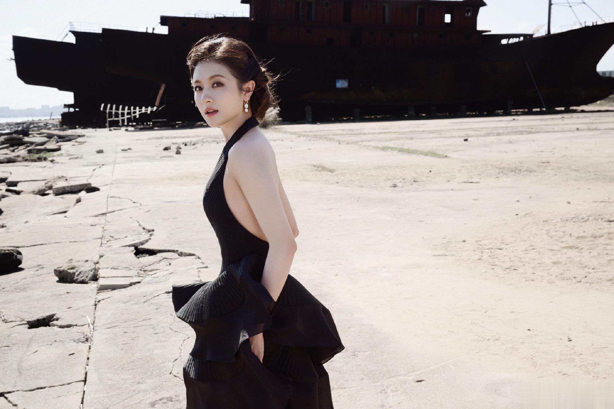 李兰迪纯黑深V挂颈连衣裙