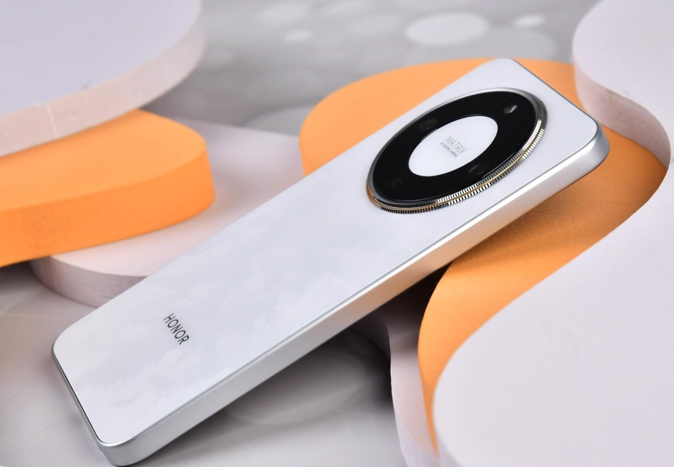 8300mAh+卫星通信+80w无线充电,荣耀这新机太猛了