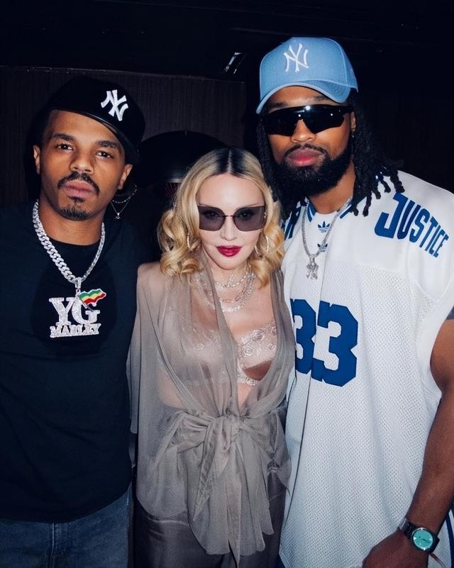 66岁麦当娜回春了，又白又嫩金发薄纱，在小37岁男友怀里一脸享受