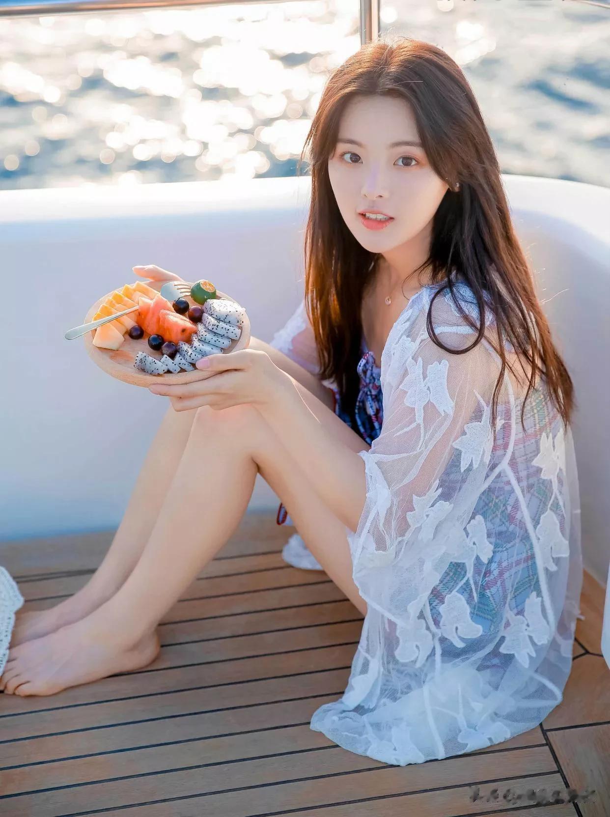 杨超越 魔鬼身材 大长腿把屏幕撑爆