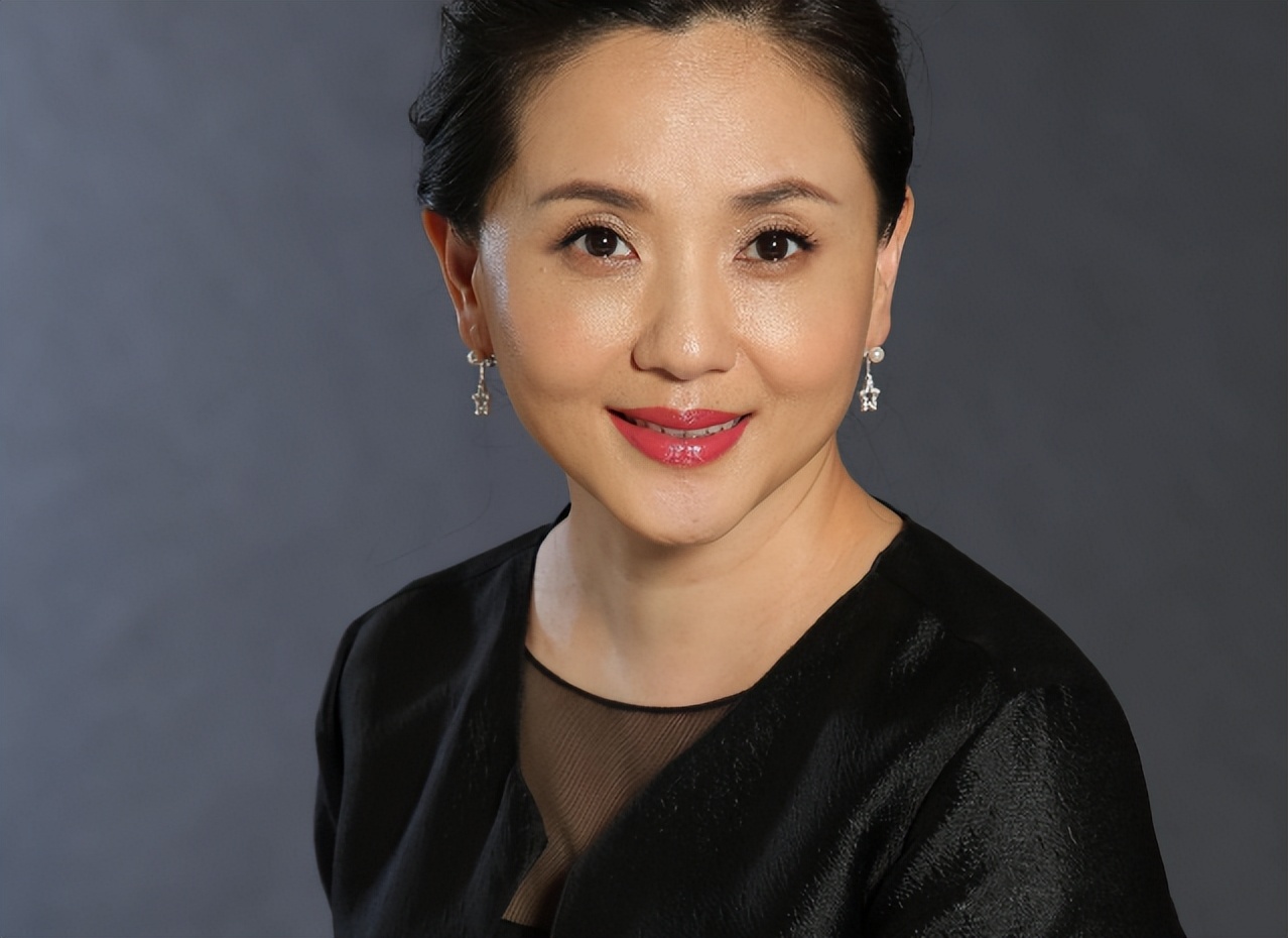 不拍吻戏、不嫁豪门，30岁自毁前程演妈妈，丈夫是她叛逆的后盾