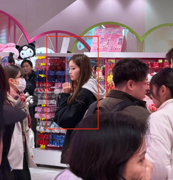 王思聪女友为了美真拼，穿“胸衣”在大雪地里拍照，原谅我看不懂