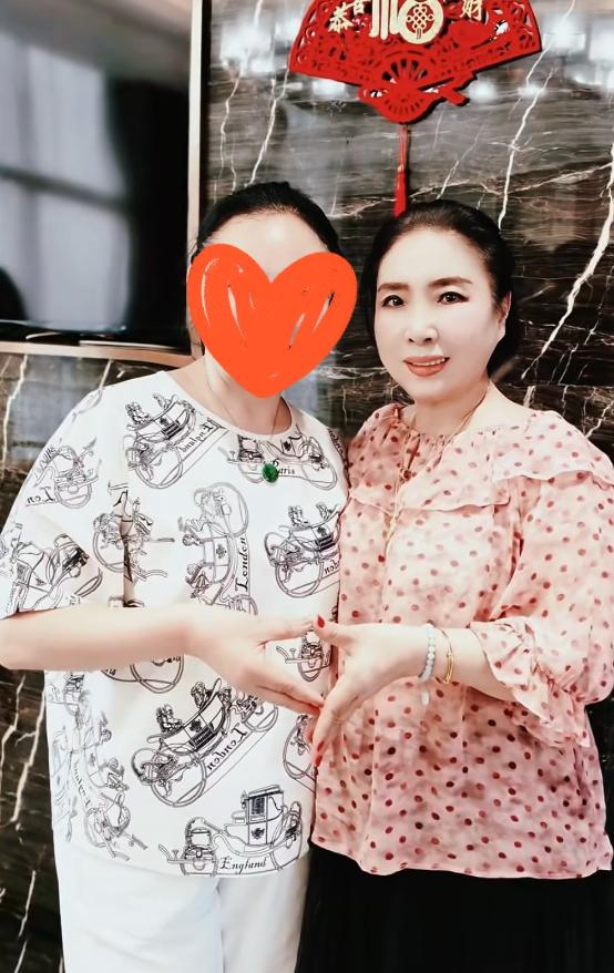 董璇一家三亚过小年！和小酒窝逛街吃海鲜大餐，小腹隆起疑怀二胎