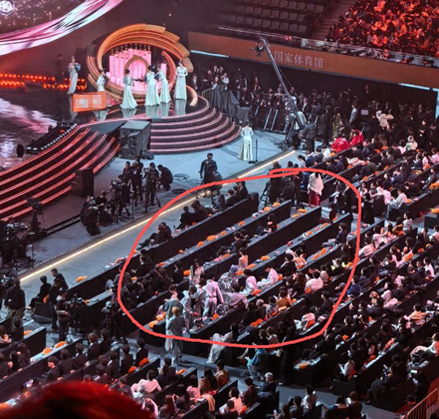 微博之夜明星组团罢工，杨幂成为众矢之的，工作室9个字讨说法