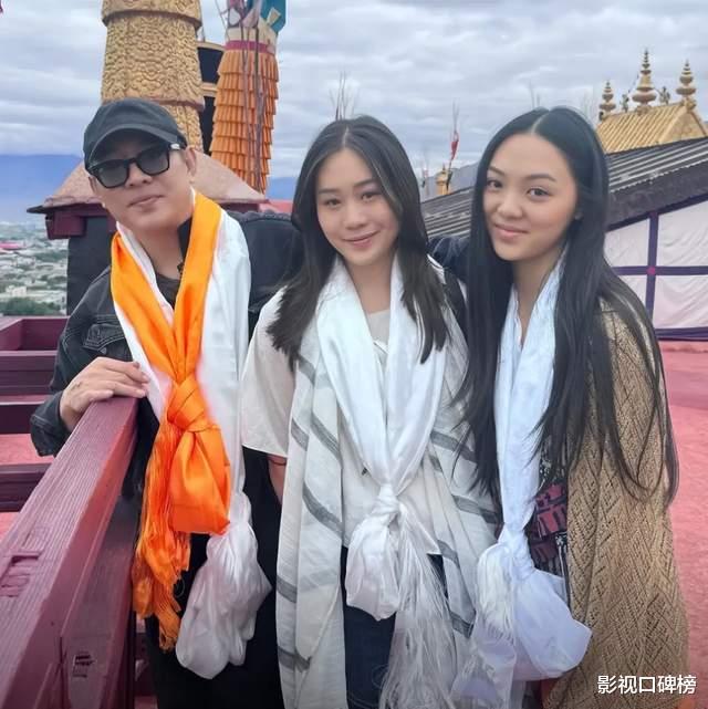 李连杰现身4S店,精神状态不错,有网友称:看着跟个老太太一样