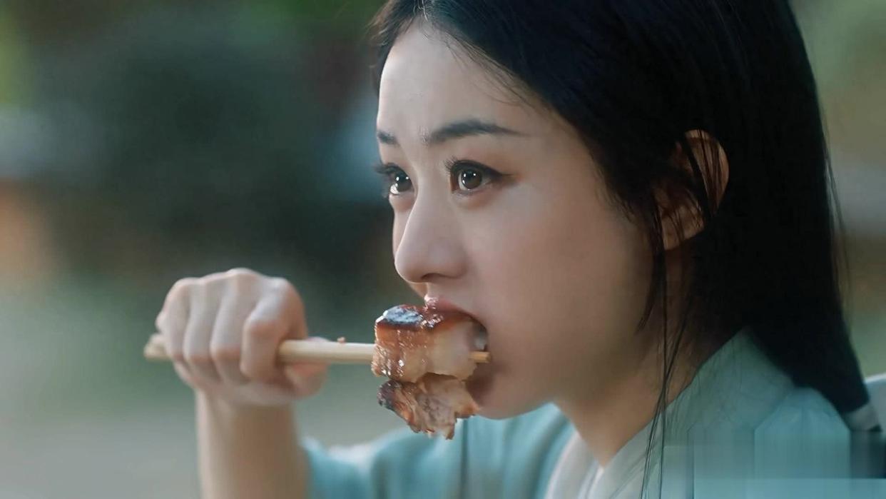 《念无双》41岁唐嫣吃油饼被嘲演技差，反观赵丽颖吃播却广受好评