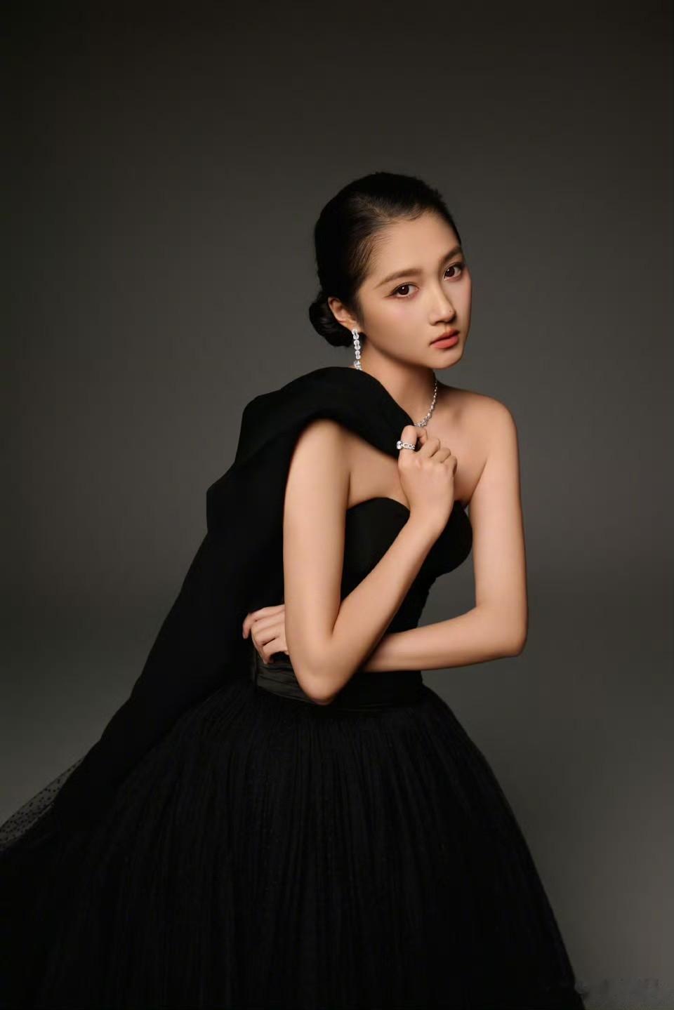 关晓彤：撕掉“国民闺女”标签，她用七年时间证明一件事