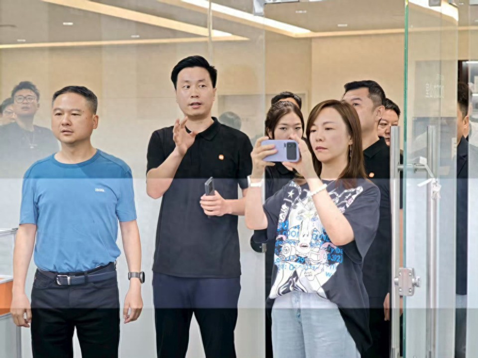 小米16 Pro Max真机曝光:极限续航+智能显示,外观没悬念了