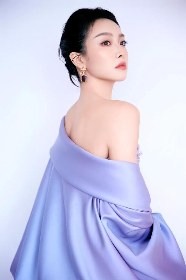 宋茜迷人礼服写真