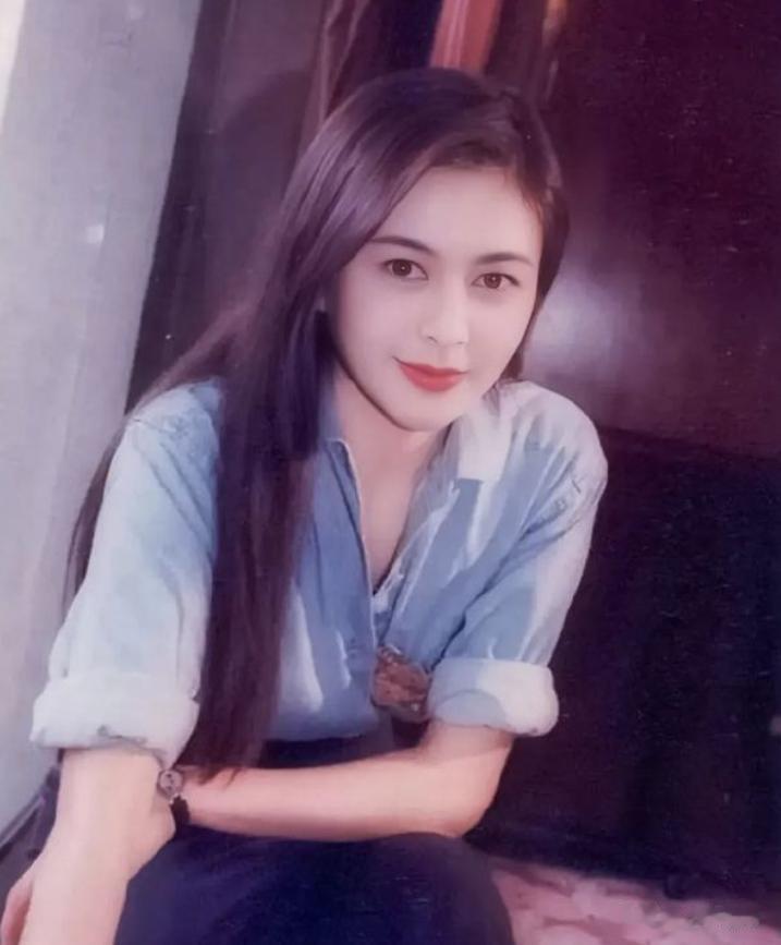 韩国网友偶遇关之琳，发量浓密皮肤精致！曾自曝钱一辈子也花不完