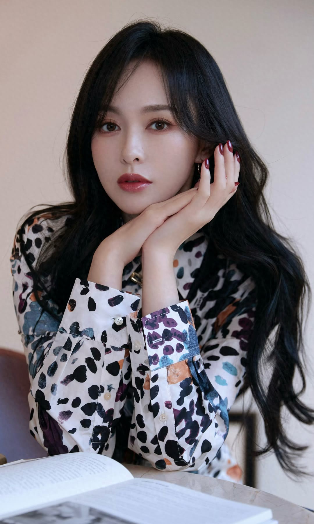 唐嫣豹纹碎花衬衫好会穿,气质直接封神