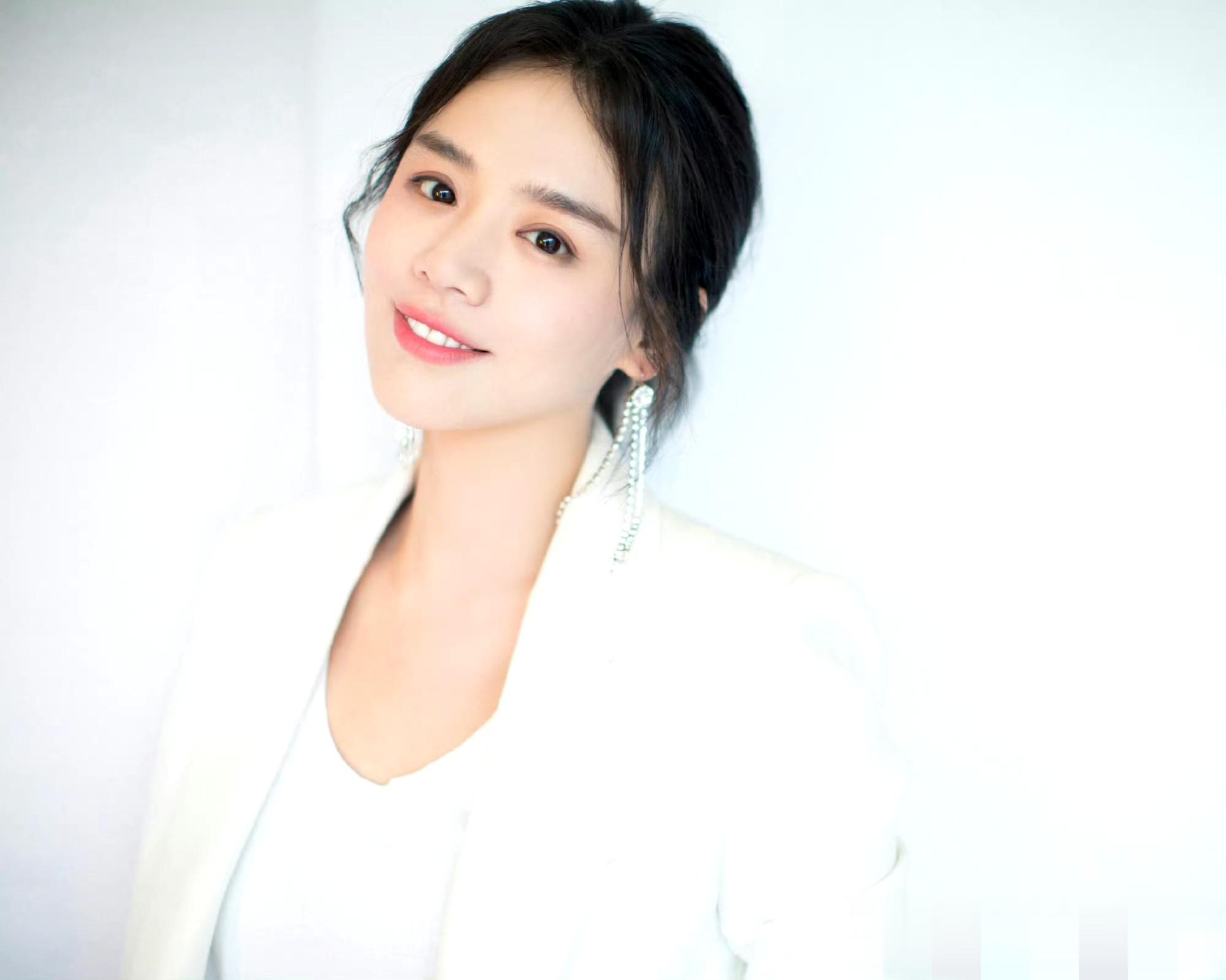 马思纯多风格穿搭大片：从清新白裙到干练西装，展现百变魅力！