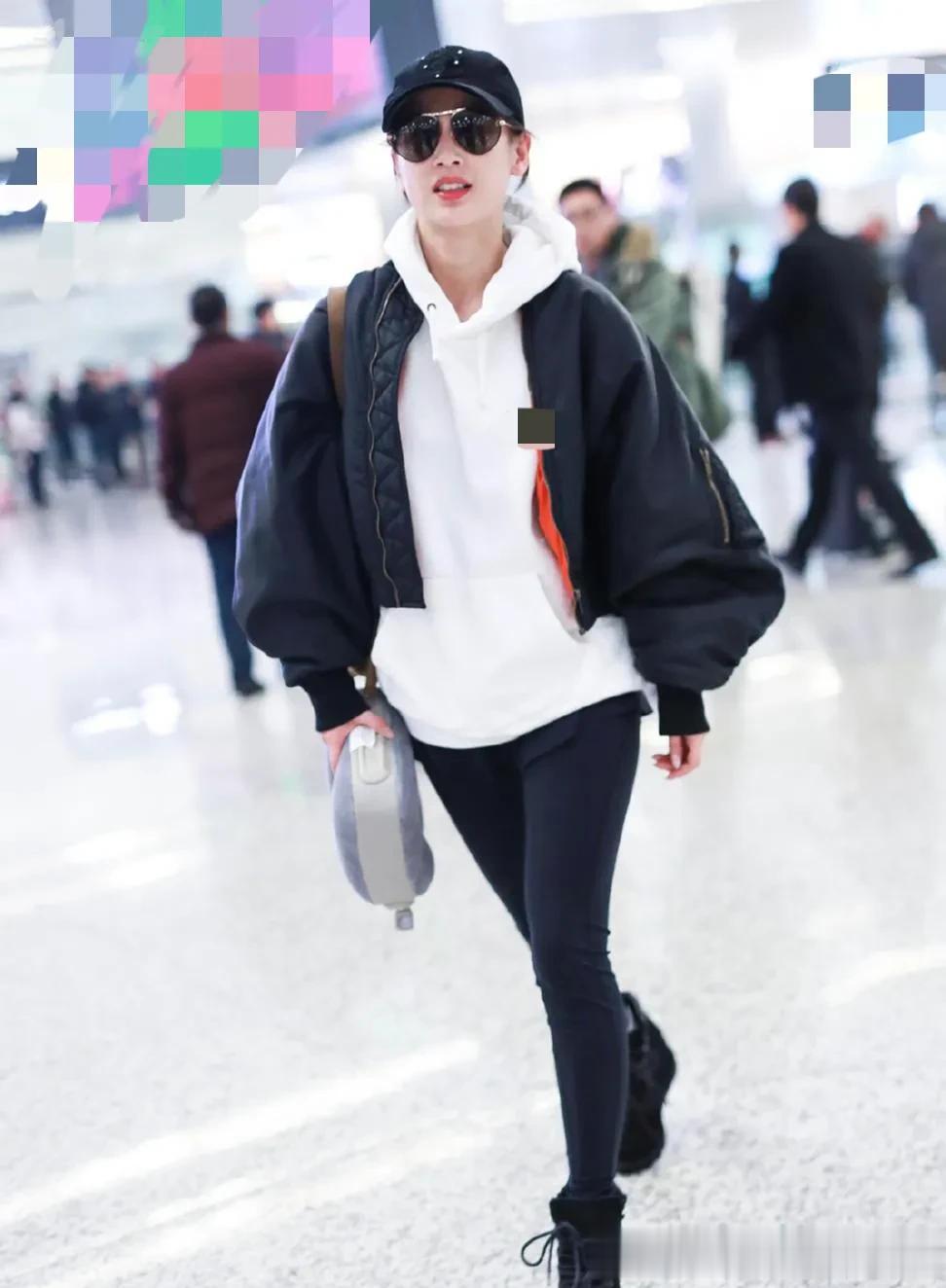 黄圣依离婚后状态越发年轻！穿廓形夹克白色卫衣，时髦洋气又减龄