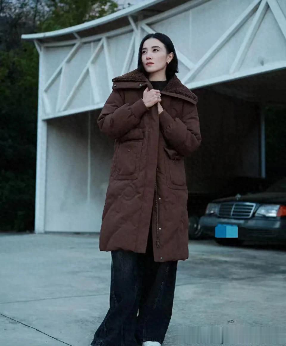 宋佳剪了短发大变样!穿翻领羽绒服+阔腿裤,时髦洋气又高级!