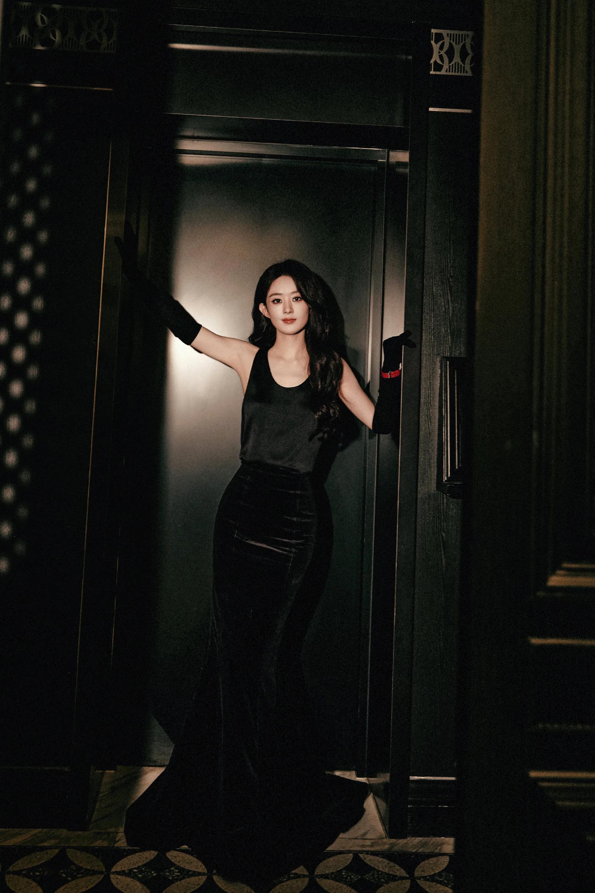 赵丽颖换回“黑长发”后好美！无袖黑色上衣+丝绒长裙，美艳绝伦