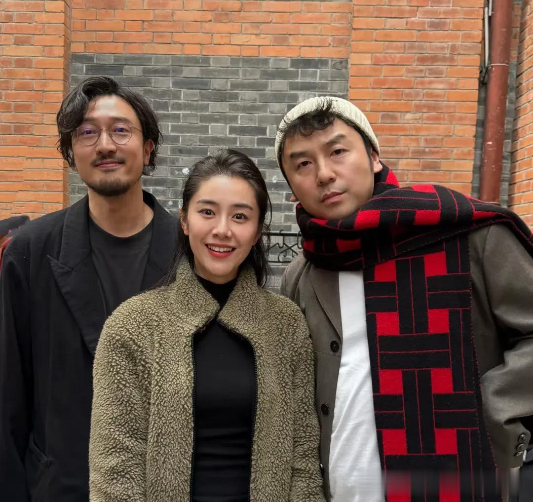 上戏八十周年校庆，郑恺牵苗苗现身，杜江陈赫出席雷佳音发型抢镜