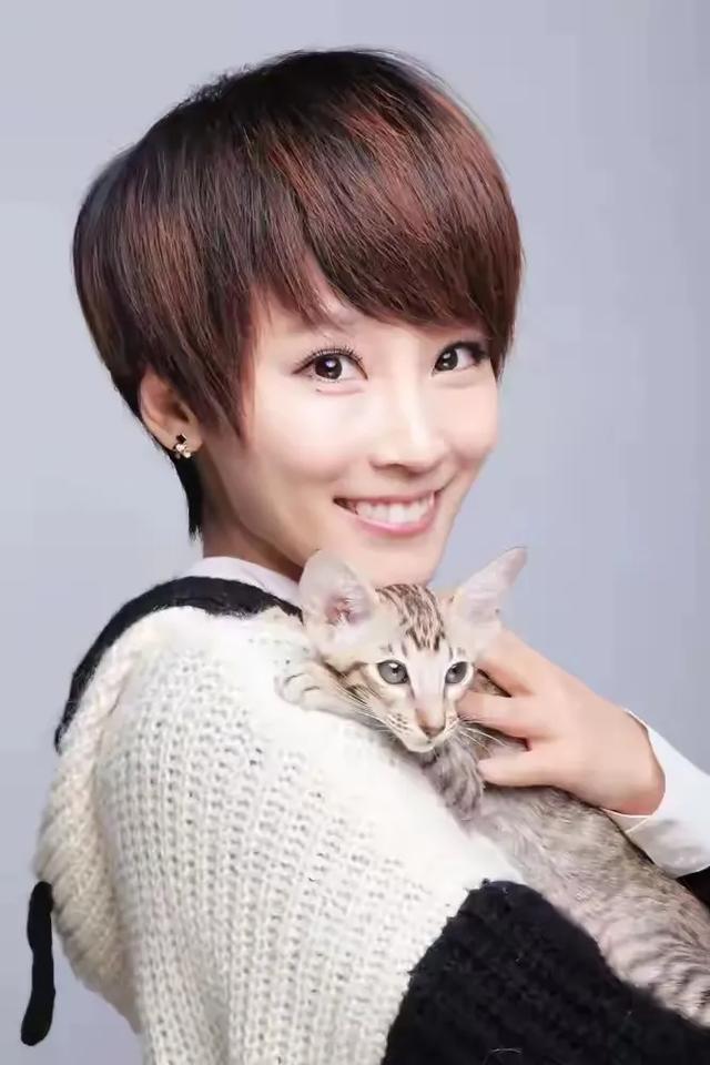 吴京大夏天穿着棉鞋带小儿子去吃烧烤,满脸胡子差点认不出