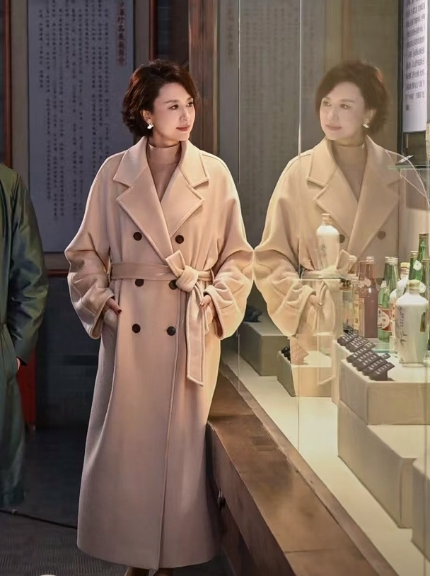 张蕾穿系带米色大衣搭卷短发，优雅大气美得好高级