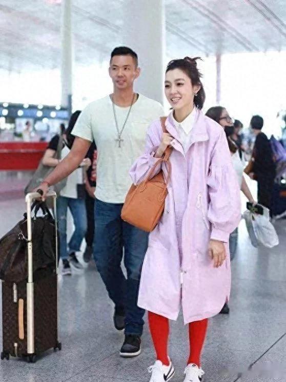 范玮琪这身看不懂：十万的包，也挡不住红秋裤的廉价感