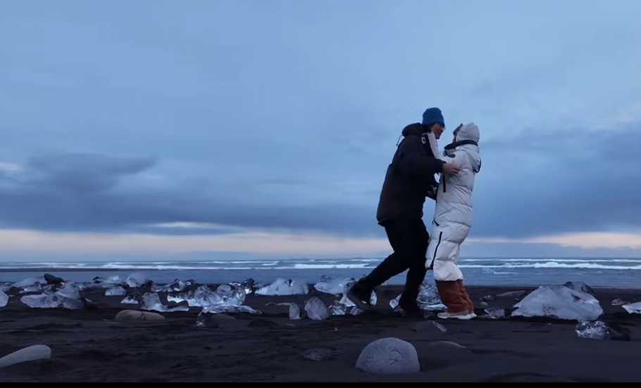 25岁孙丞潇在冰岛向42岁金莎求婚成功！俩人在海边拥吻好甜蜜