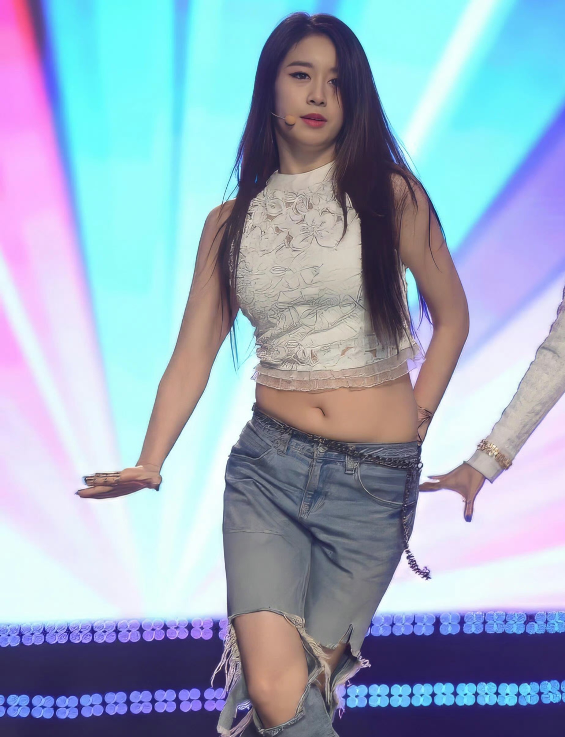 网友：原来智妍也有小肚子