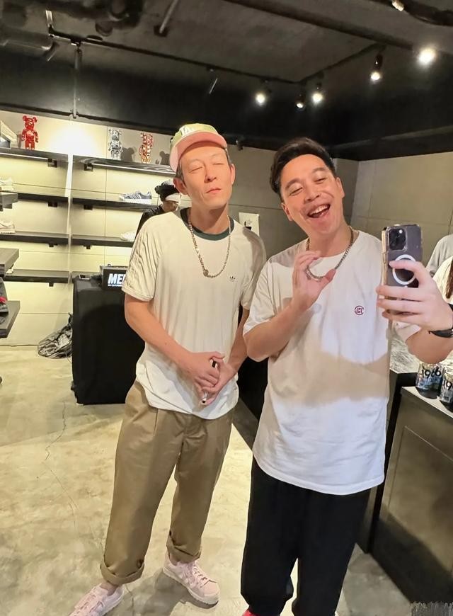 45岁陈冠希出席活动，打扮一言难尽，身上老人味重，看起来很沧桑