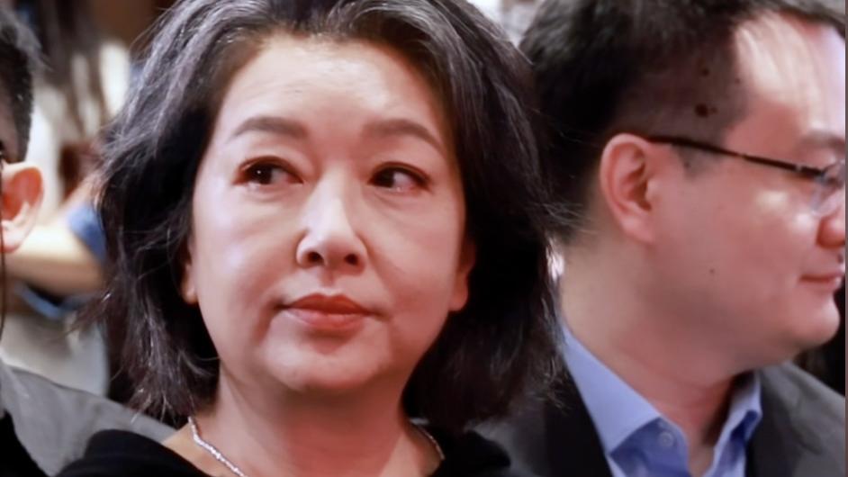 被57岁江珊惊艳，白发不染、不整科技脸，美人迟暮但气质还是很好