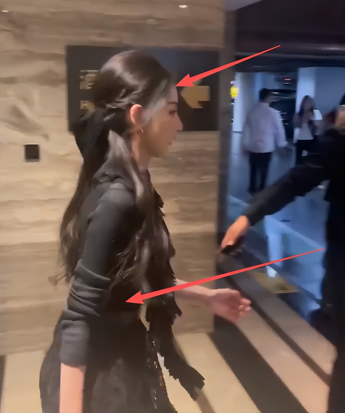 到底谁在喜欢这种病态美?27岁宋祖儿现身南京,双腿瘦成皮包骨