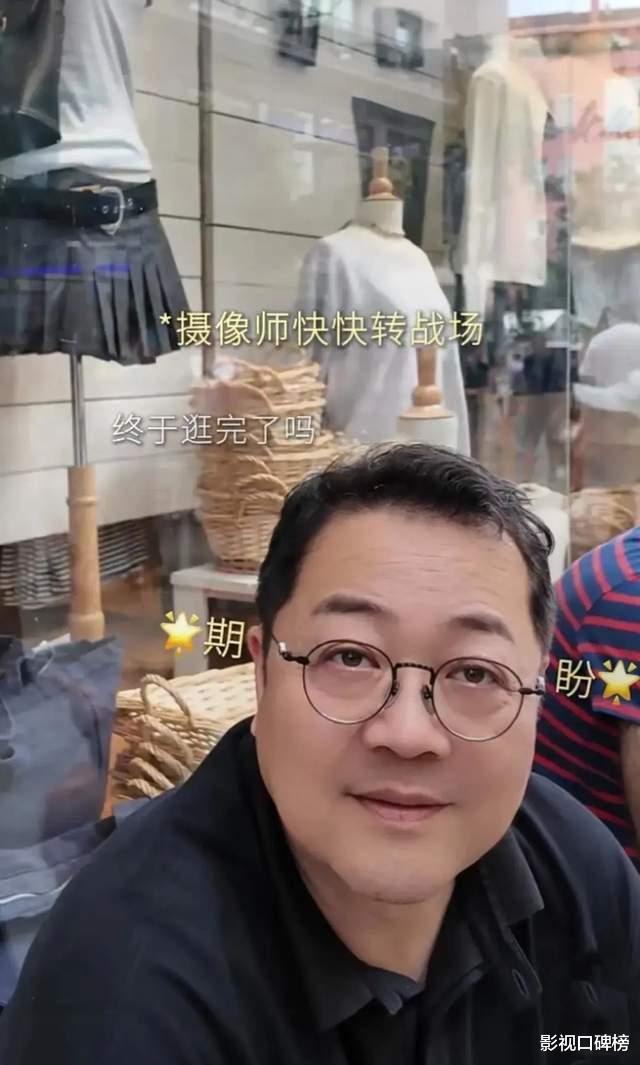 梅婷一家在西班牙度假,哥哥是大学老师担任翻译,嫂嫂比她还年轻