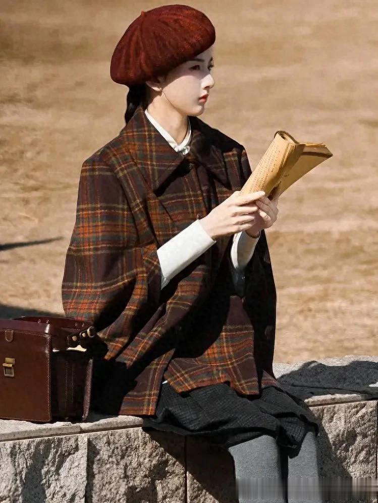 宋祖儿这次新造型真洋气!穿红格大衣+打底袜+贝雷帽,高级又洋气