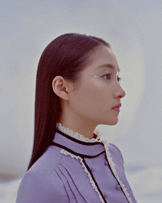 关晓彤侧颜美图，魅力十足