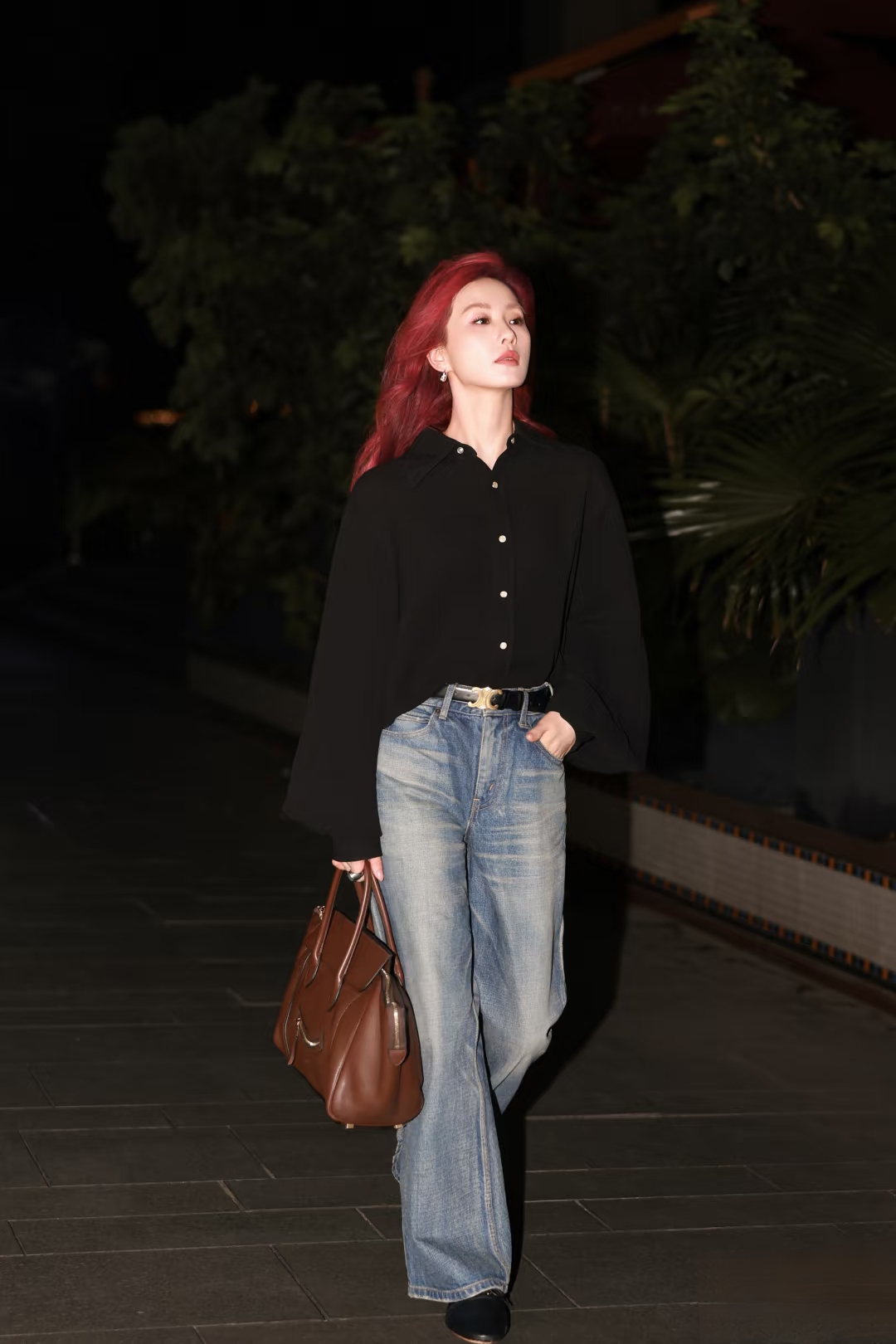 刘诗诗工作室分享美照,黑衬衫搭牛仔裤,红发衬得夜色都温柔