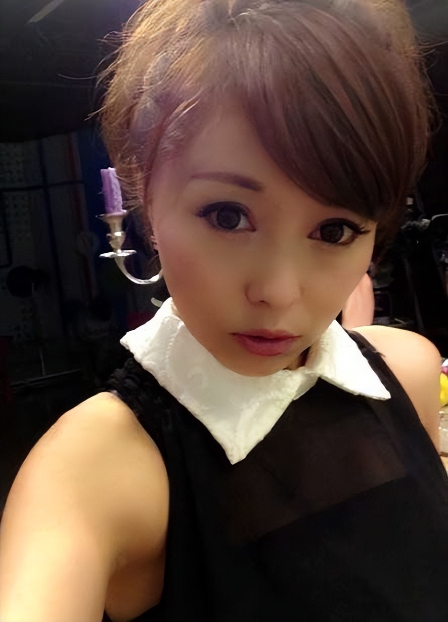 她曾是上海知名主持，公开指责同事破坏自己家庭，如今已成女老板