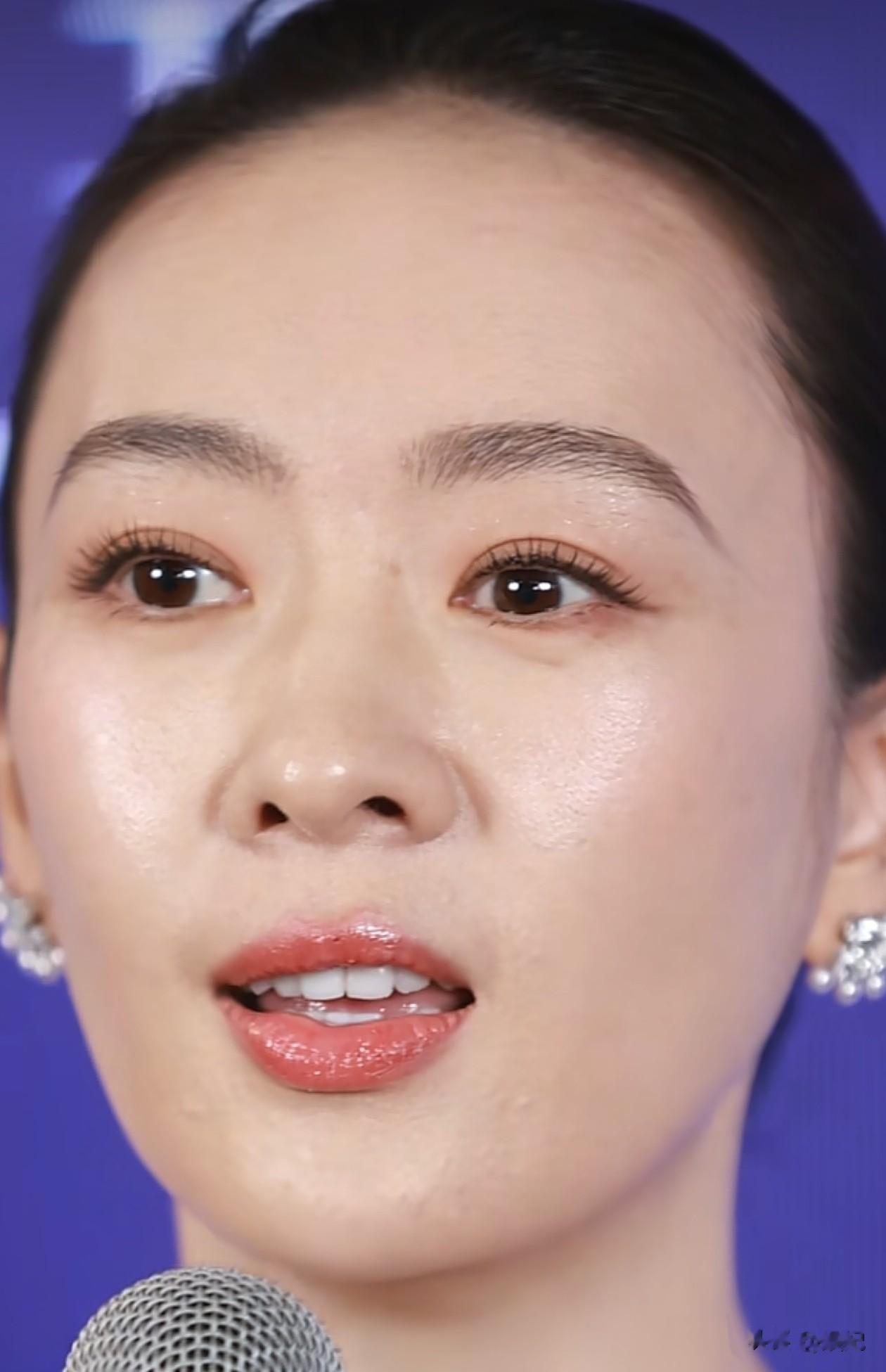 40岁童瑶活动怼脸拍！皮肤白皙紧致，看不到法令纹，美得像25岁