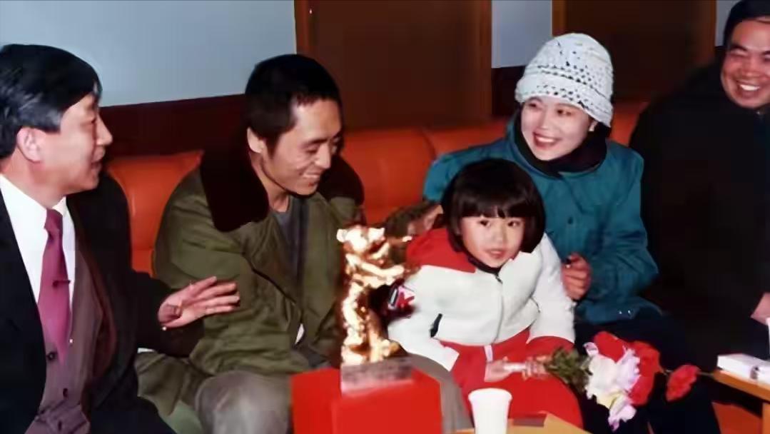 张艺谋，最愧疚的不是肖华，也不是巩俐，而是为我终身瘫痪的她