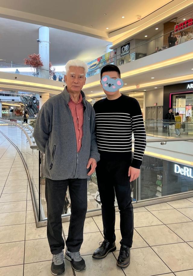 78岁演员高雄加拿大被偶遇,体态挺拔头发真多,演过霍元甲扫地僧