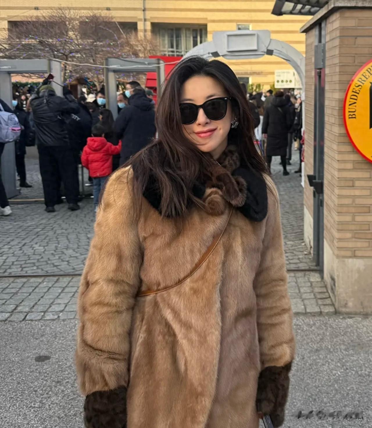 41岁朱珠全家亮相德国使馆集市,老公绅士穿搭,一家三口接地气