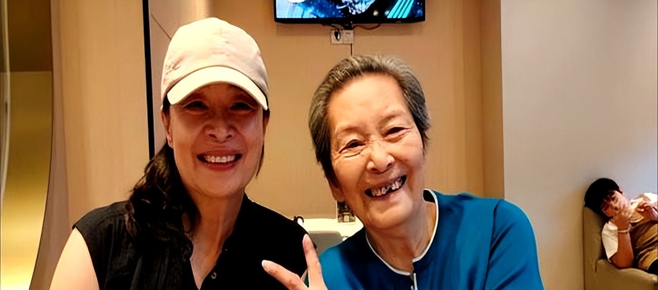 为拍红楼梦3年不回家，儿子诉苦信帮她成就经典，女儿也成老戏骨