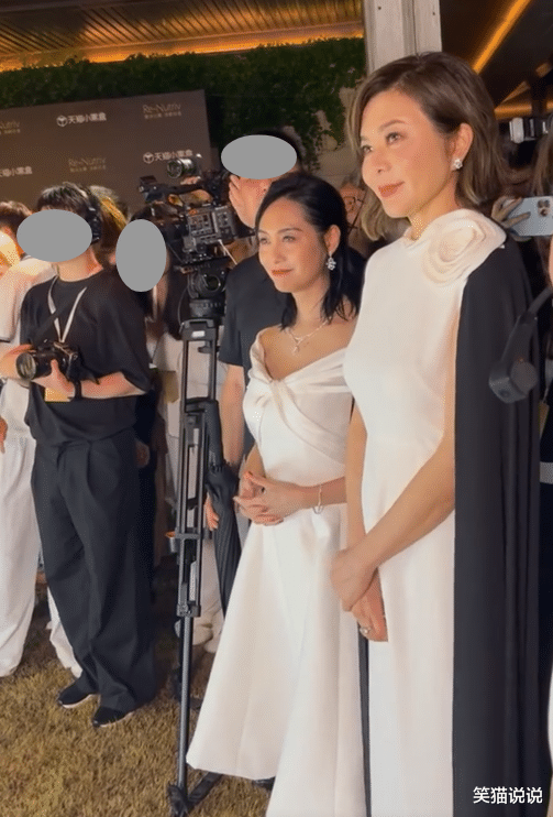 关之琳朱茵出席活动，穿白裙同台亮相，交头接耳疑似说悄悄话