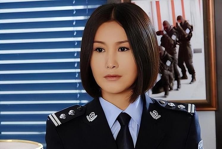 她嫁给了大23岁名导,丈夫却突发哮喘去世,独自带女儿不愿再找